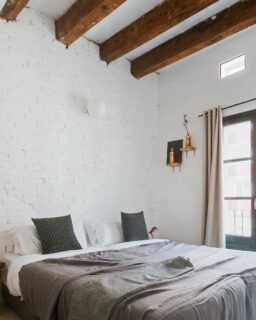 🪵Wooden beams, white walls, slow mornings. Home, for a while.

#envilleapartments #servicedapartments
#servicedapartmentsbarcelona #airbnbsuperhost #Barcelona