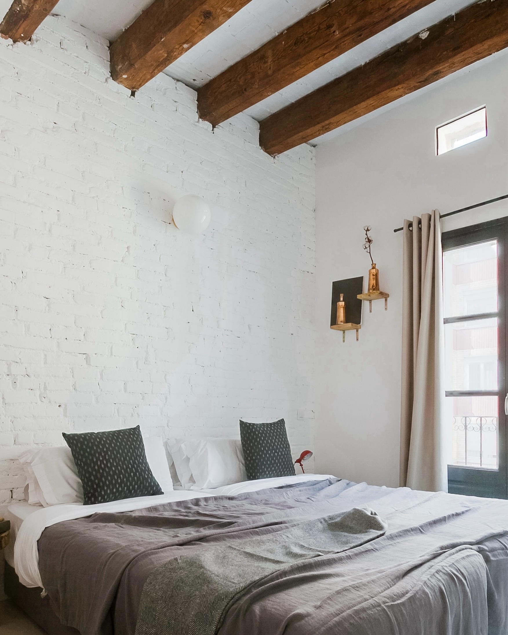 🪵Wooden beams, white walls, slow mornings. Home, for a while.

#envilleapartments #servicedapartments
#servicedapartmentsbarcelona #airbnbsuperhost #Barcelona