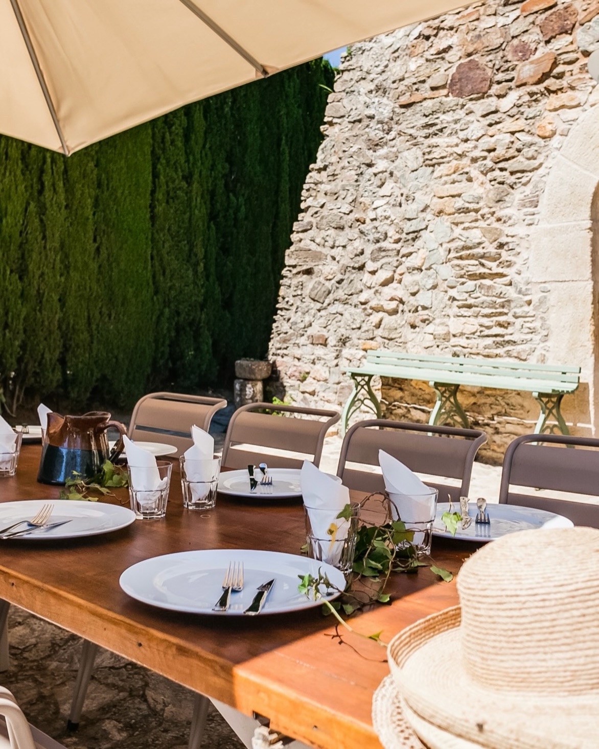 Some meals are meant to be shared outside. ☀️🍷

#envilleapartments #servicedapartments
#servicedapartmentsbarcelona #airbnbsuperhost #barcelona